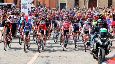 La partenza delle donne del Giro da piazza Matteotti a Imola FOTO MMPH