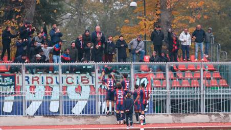 Festa Imolese dopo il 2-0 realizzato da Calabrese su rigore alla Sammaurese (foto Mmph)