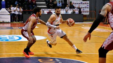 Riccardo Tavernelli, play di una Unieuro Forlì che cerca nuovi equilibri dopo l’arrivo di Tony Perkovic