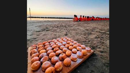 Spiaggia di buon mattino e bomboloni: la magia del mare per i bambini in Romagna in una foto