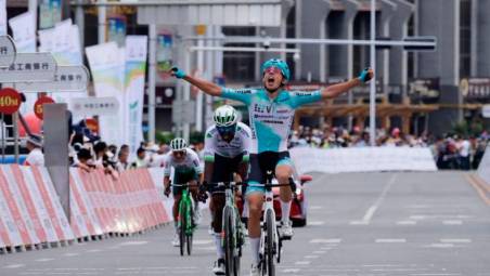 Impresa del faentino Tarozzi: in Cina vince la terza tappa del Tour of Qinghai Lake ed è il leader della classifica generale