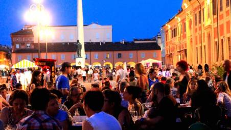 Lugo, ai “Mercoledì sotto le stelle” mercatini, spettacoli, arte e buona cucina