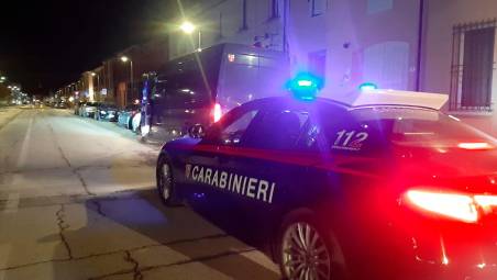 Lugo, folle corsa in centro col furgone ubriaco fradicio, poi aggredisce i Carabinieri: 58enne arrestato