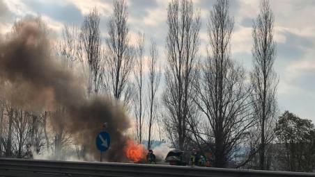 I vigili del fuoco di Rimini sono intervenuti per domare le fiamme che hanno distrutto la Maserati (immagini d’archivio)