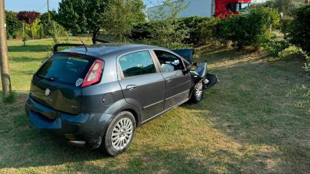 Incidente tra auto e camion: grave un 54enne in via Settecrociari a Cesena