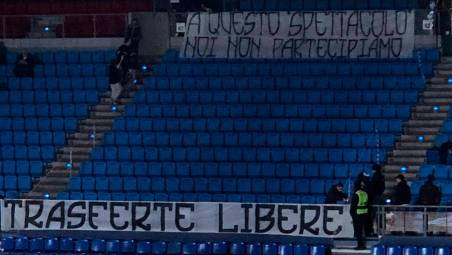 Lo striscione esposto nella curva di casa a Pesaro