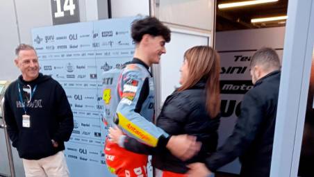 Nadia Padovani abbraccia Fermin Aldeguer questa mattina davanti al box Gresini