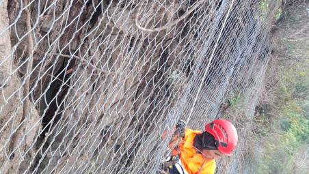 Modigliana, rocciatori al lavoro per mettere in sicurezza la parete sulla strada, viabilità chiusa per 5 ore