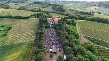 Le straordinarie immagini di Romagna in fiore a Castel Raniero dove 7mila persone hanno cantato e ballato insieme a VinicioCapossela