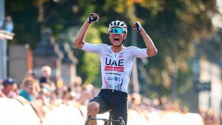 Filippo Baroncini alza le braccia al cielo sul traguardo di Haacht dove ha rotto il ghiaccio nel ciclismo professionistico