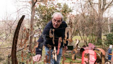 Germano Sartelli al lavoro nell’aia de “il casetto” oggi riconosciuta casa-museo dalla Regione FOTO MAURO MONTI