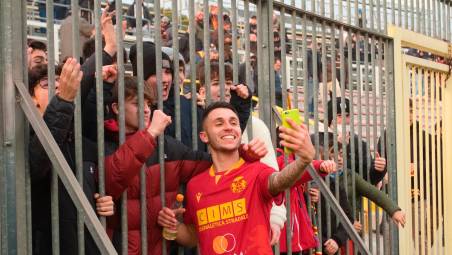Simone Saporetti si fa un selfie con i tifosi della Curva Mero dopo uno dei 30 gol realizzati nel 2021-2022 foto massimo fiorentini