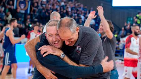 Un bellissimo abbraccio tra Davide Turci e il tecnico Sandro Dell’Agnello