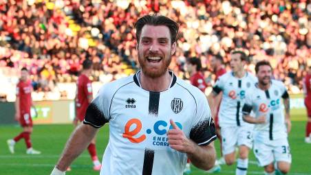 Simone Bastoni esulta dopo il gol segnato al Cittadella: l’ex Spezia è il giocatore più utilizzato da Mignani (foto Rega)