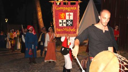 Longiano, il medioevo rivive tra corteo storico, conferenza dei dotti e gara con l‘arco