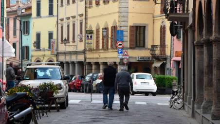 Uno scorcio del centro di Galeata con il Municipio (foto Blaco)