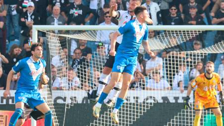 Giuseppe Prestia in elevazione contro Ante Juric durante Cesena-Brescia