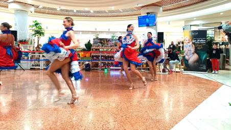 Il “Can Can” al centro commerciale di Savignano Mare FOTOGALLERY