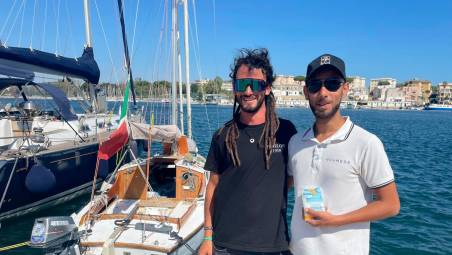 Nick Tod (a sinistra nella foto) al porto di Brindisi, in una tappa del viaggio