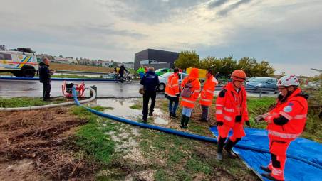 Maltempo in Romagna, strade allagate a Lugo. Si lavora per chiudere la falla sull’argine del Senio