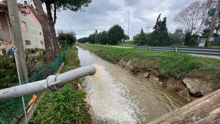 Le idrovore sono in azione nei campi del territorio di Cesenatico (Zanotti)