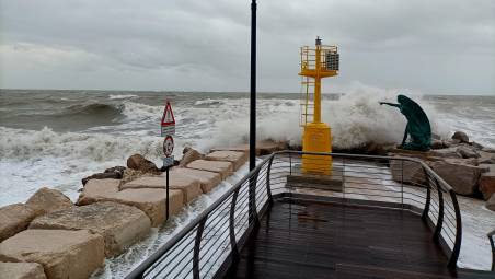 Onde all’imboccatura del porto di Rimini