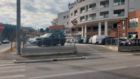 Cartelli di divieto ingannevoli lungo via Plauto a Cesena