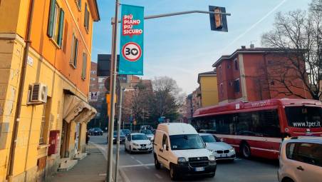 Bologna, sì al referendum consultivo contro la città a 30 all’ora