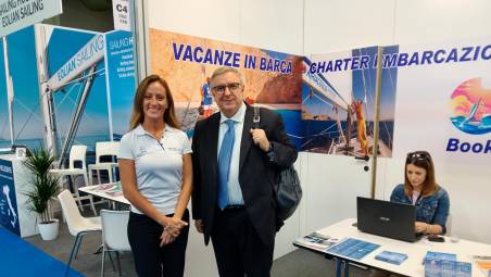 A destra Andrea Babbi in uno stand che offre vacanze in barca