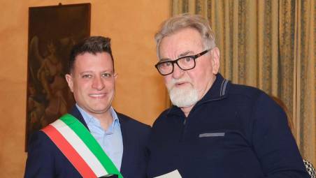 Il sindaco Filippo Sacchetti premia Guido Fontana