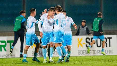 Nicola Nanni festeggia con Alessandro Tosi il gol a Gibilterra foto pruccoli