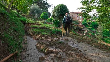 Flavio Babini a piedi sulla strada ancora chiusa dall’anno scorso