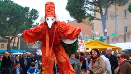 A pilotare i visitatori sarà la mascotte sui trampoli e con il tamburo Esendofio