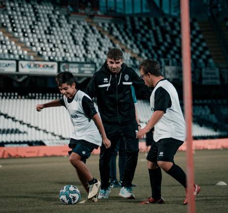 Raffaele Celia gioca insieme a due ragazzini del Cesena Integrato (Rega/Cesena Fc)