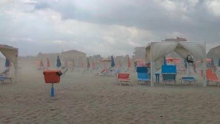 “Ma è Rimini o il Sahara?”: tempesta di sabbia in riviera VIDEO