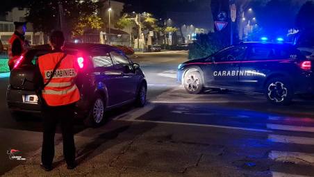 I Carabinieri fermano la sua fidanzata ubriaca e cerca di prenderli a pugni: arrestato 35enne di Savignano