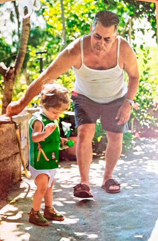 Denise da bambina con il nonno