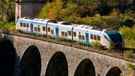 Un treno sulla Linea Faentina