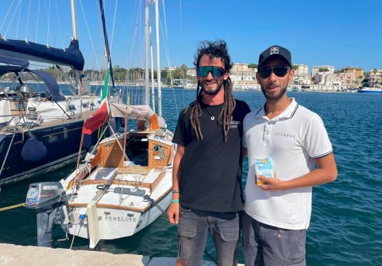 Nick Tod (a sinistra nella foto) al porto di Brindisi, in una tappa del viaggio