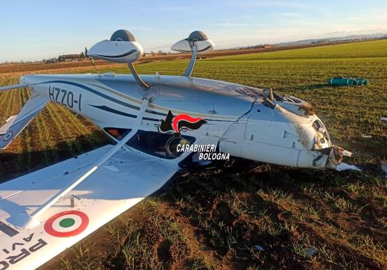 Atteraggio d’emergenza in un campo e l’aereo monomotore cappotta: miracolati due ventenni a Castel San Pietro