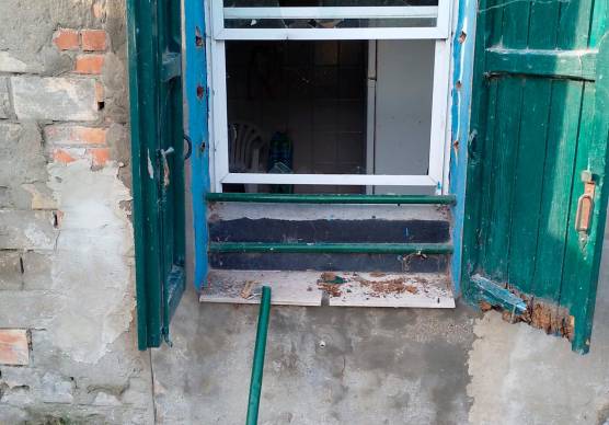 Una delle finestre rotte al gattile di Ravenna