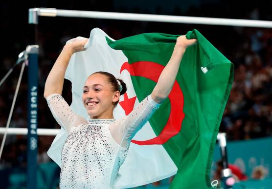 Kaylia Nemour festeggia l’oro olimpico con la bandiera algerina