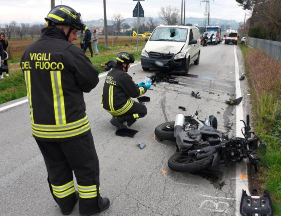 Coriano, incidente frontale tra moto e furgone: 17enne in gravi condizioni VIDEO GALLERY