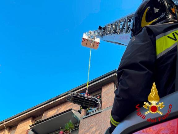 Forlì, “devo andare al Pronto Soccorso e non riesco a uscire di casa”: arrivano i Vigili del Fuoco e collegano la barella all’autoscala