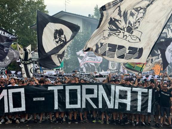 Il corteo della curva Mare dalla stazione all’Orogel Stadium-Dino Manuzzi: “Ti seguo sempre anche se piove sempre!” VIDEO GALLERY