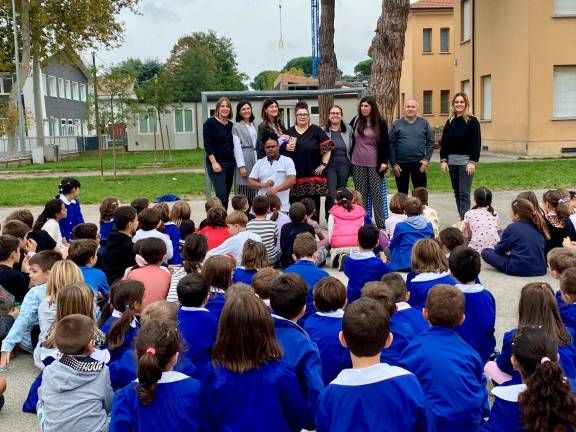 L’accoglienza a scuola per dire grazie a Loretta Pasini