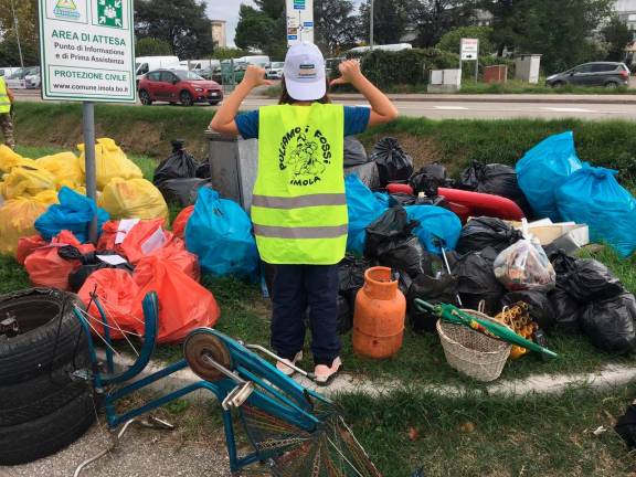 Imola, “Puliamo i fossi”: raccolti 41 sacchi di rifiuti, un telaio di bici e perfino una bombola di gpl