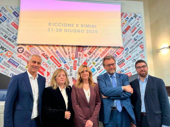 Il sindaco di Rimini Jamil Sadegholvaad, la presidente di Apa Chiara Sbarigia, la vicesindaca di Riccione Sandra Villa, il direttore artistico del Festival Marco Spagnoli e l’assessore alla cultura di Rimini Michele Lari