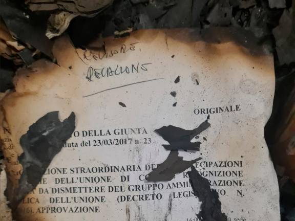 Delibere bruciate nel cortile del Comune a Santarcangelo. Forza Italia accusa: “Gesto tipico dei malavitosi, non si deve minimizzare”