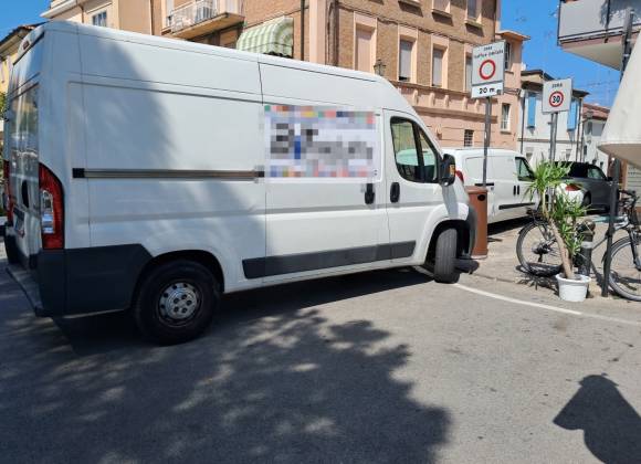 Rimini Residente Denuncia La Sosta Selvaggia Dei Corrieri Nel Piazzale Tiberio